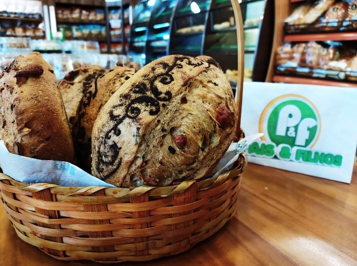 imagem de PÃO ESPECIAL P&F KG BAGUETE MANJERICÃO NOZES